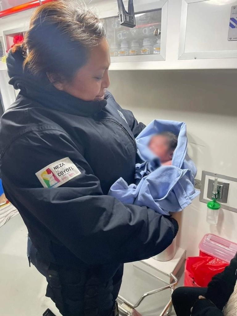 Policías del municipio de Nezahualcóyotl auxiliaron a una joven madre que dio a luz en plena calle, el 20 de diciembre de 2023. Foto 'La Jornada'