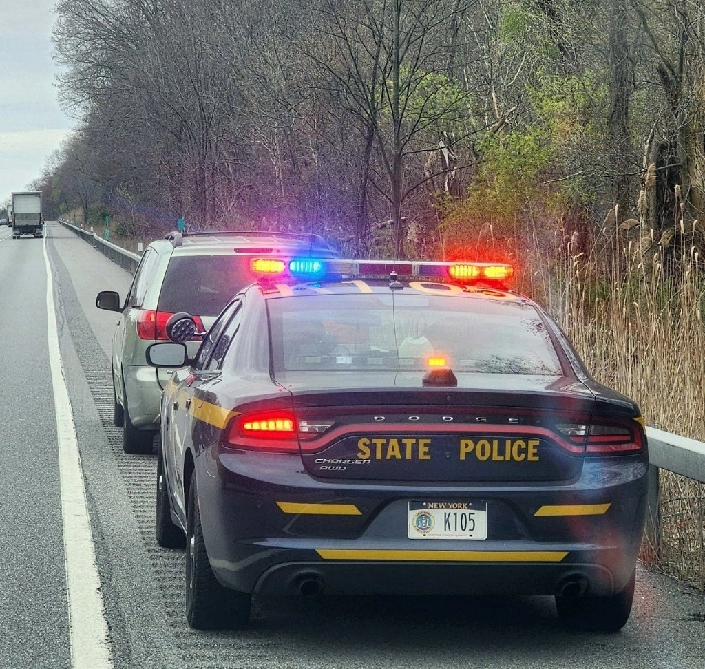 Policías de NY esposaron por un lapso de siete minutos a una menor afrodescendiente cuando sospecharon que era la niña vista en un auto robado en la ciudad de Syracuse. Foto Tomada de X @nyspolice / Archivo 
