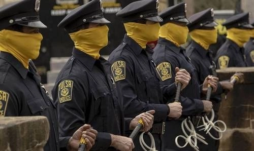 Agentes de la serie 'Watchmen'. Foto cortesía HBO