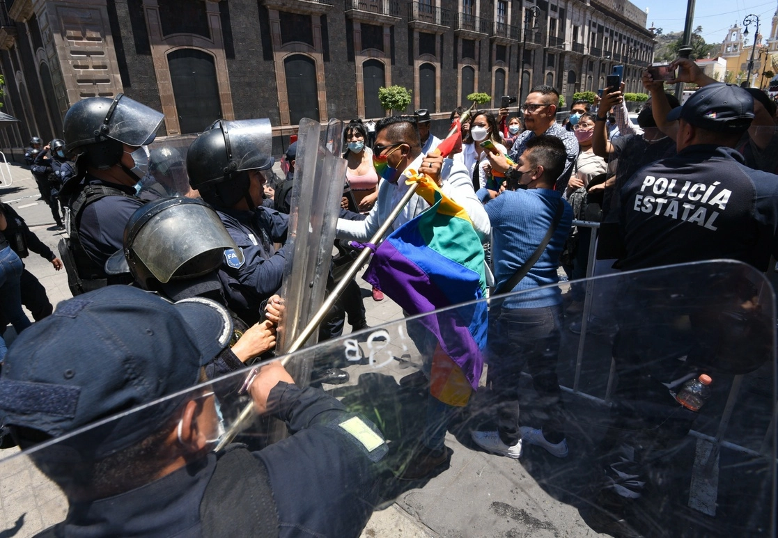 La comunidad LGBTT se manifestó en contra de la dilación para aprobar el matrimonio igualitario en el Edomex. Foto Cuartoscuro