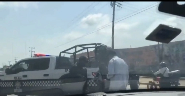 Velasco Coello manifestó que el hecho fue un atropello a sus derechos humanos pues agentes de seguridad en seis patrullas pick-up los retuvieron sin ninguna orden o motivo y les apuntaron con armas largas. Foto tomada de Twitter.
