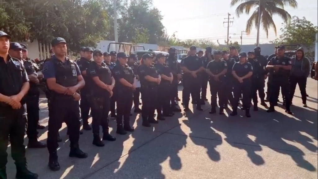 Ante los recientes asesinatos de mandos policiales, elementos de Villa de Álvarez, Colima, demandan el poder portar sus armas, incluso cuando estén fuera de servicio.  Foto Juan Carlos Flores
