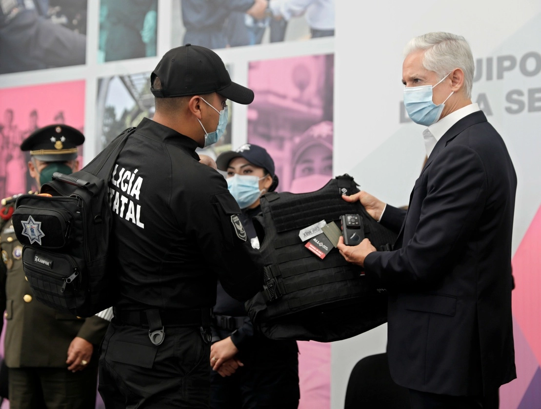 El gobernador mexiquense, Alfredo Del Mazo, entregó equipo táctico y las primeras mil 300 cámaras que portarán los policías de la entidad, el 24 de mayo de 2022. Foto tomada del Twitter de @alfredodelmazo