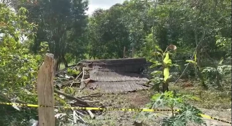 Decenas de policías ministeriales y elementos de seguridad pública desalojaron a unas 100 familias que habitaban predios del gobierno del estado y destruyeron al menos 20 chozas de palos y cartón. Foto ‘La Jornada’