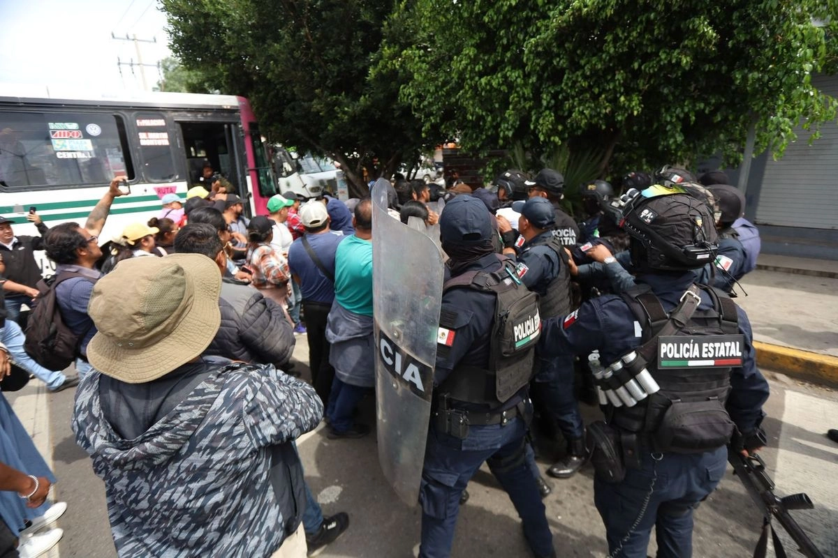 El desalojo ocurrió después de que el secretario de gobierno, Jesús Romero, los amenazó con enviar a la policía si no retiraban el bloqueo que mantenían en la calzada Héroes de Chapultepec.