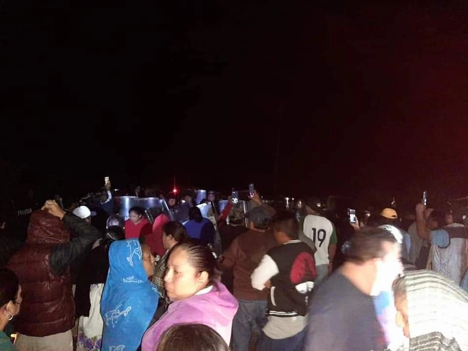 En el desalojo en la empresa Kekén, los elementos estatales y municipales de Izamal, Yucatán, se llevaron sillas, mesas, teléfonos celulares y dinero, acusaron los manifestantes. Foto Luis Boffil 