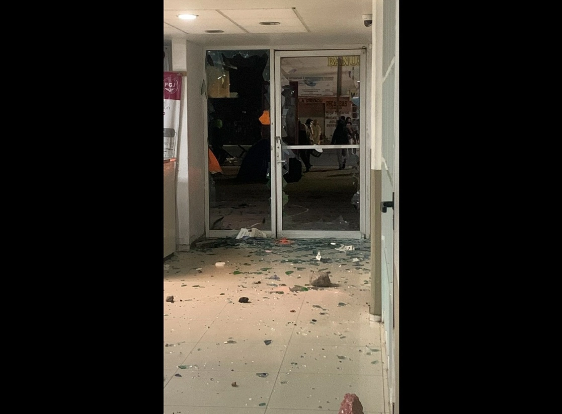 Feministas vandalizaron el Centro de Justicia de la Fgjem en Chimalhuacán. Foto La Jornada