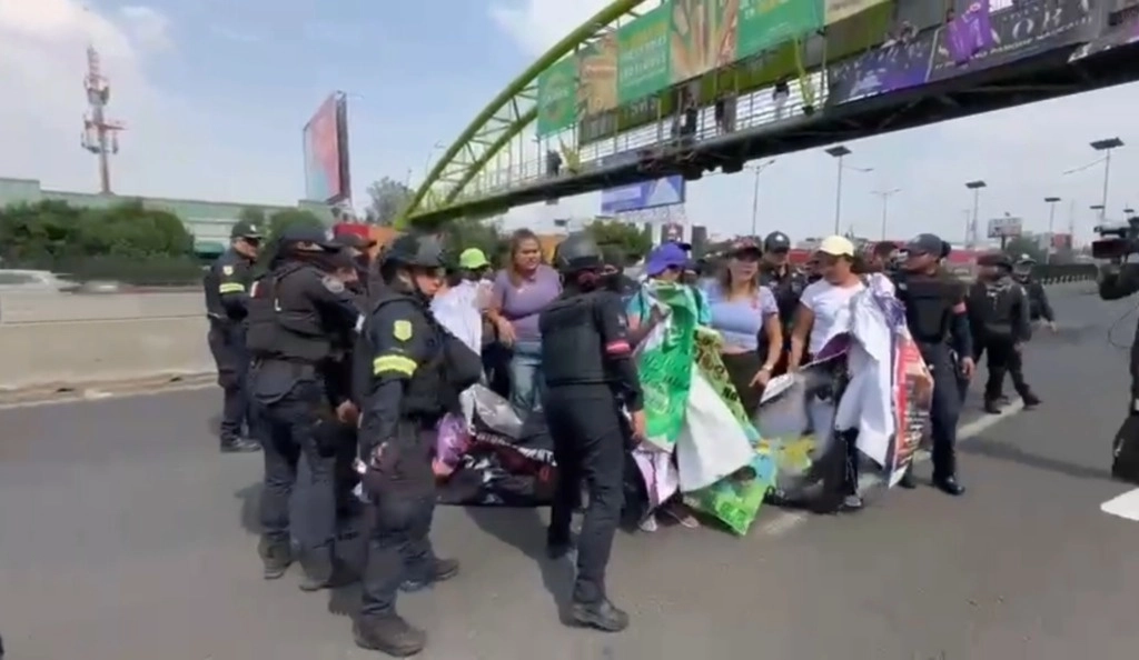 Madres de menores víctimas de abuso fueron desalojada a empujones de la protestas que tenía bloqueado el Periférico Norte. Foto La Jornada