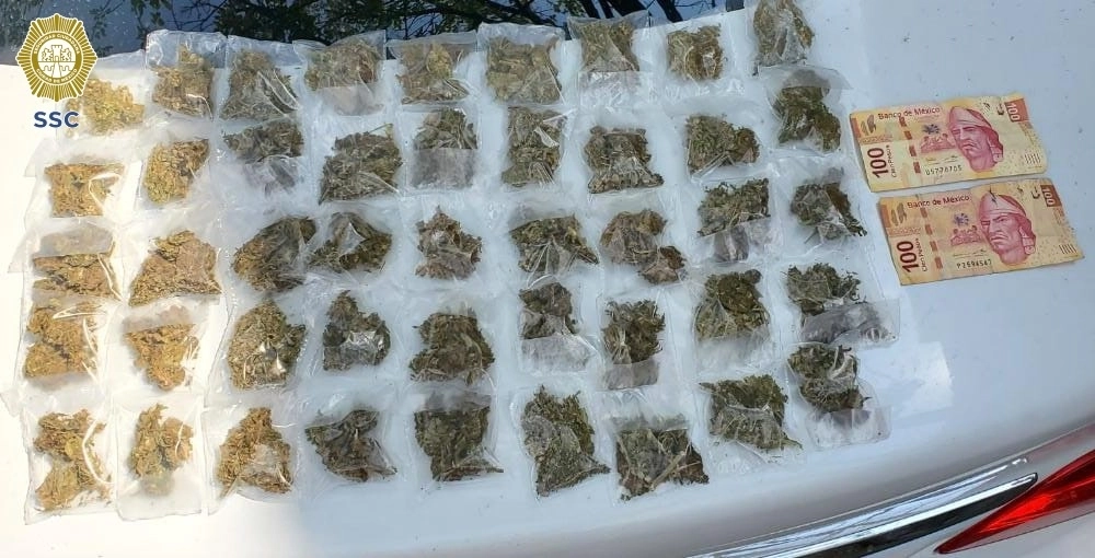 A ‘El Chacal’ se le encontraron 45 bolsitas de plástico con mariguana y dinero en efectivo. Foto SSC