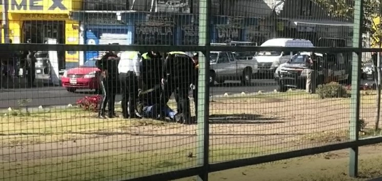 El fotorreportero David Deolarte, en el piso, durante la agresión de parte de policías de tránsito de Chimalhuacán. Foto cortesía "Metro"