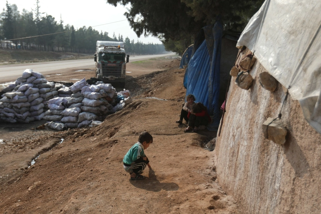 Sirios desplazados en el área de al-Kraydiyeh, la ciudad de Manbij, en el norte de Siria. Foto Afp