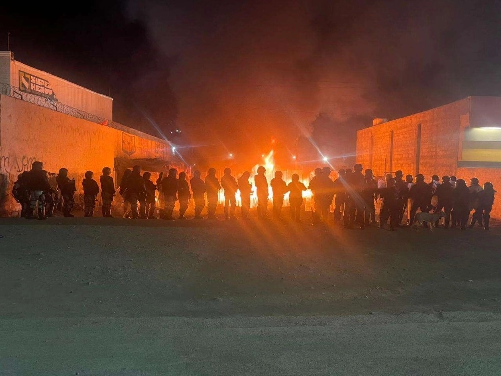 Los migrantes que ocupaban el campamento quemaron prensieron fuego a sus casas de campaña ante de huir de los elementos de seguridad. Foto Cortesía 'La Opción de Chihuahua'
