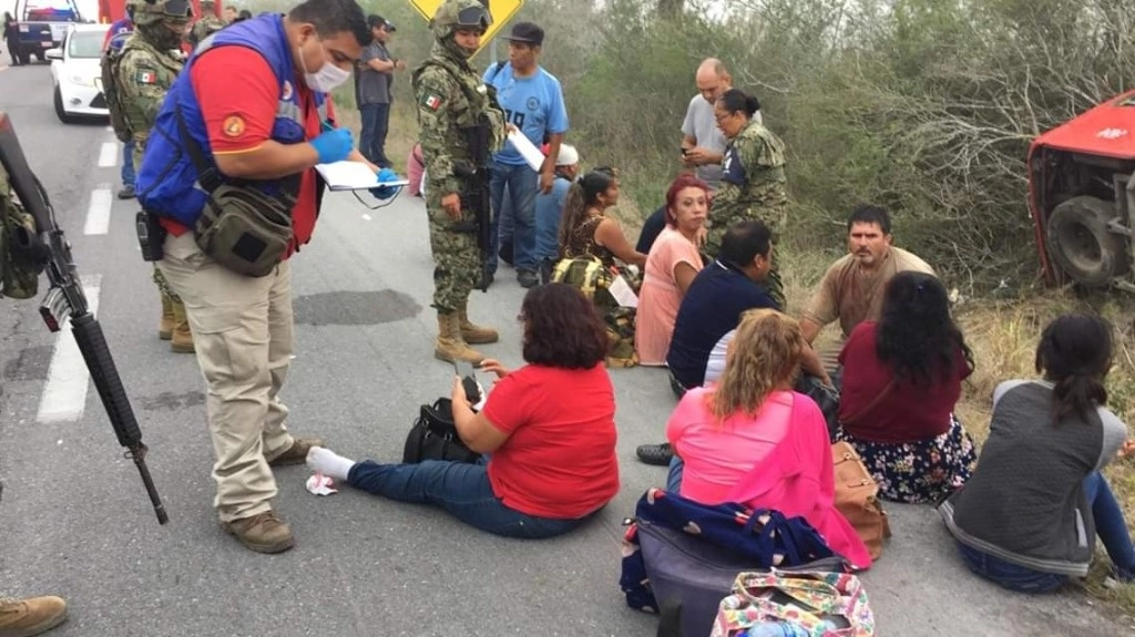 Viajeros tras el ataque al autobús en el que viajaban en imagen de 2019. Foto @ReyCódigoRojo