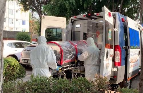 La labor de paramédicos se volvió de alto riesgo no sólo por un contagio, ahora por los asaltos. Foto Alfredo Domínguez
