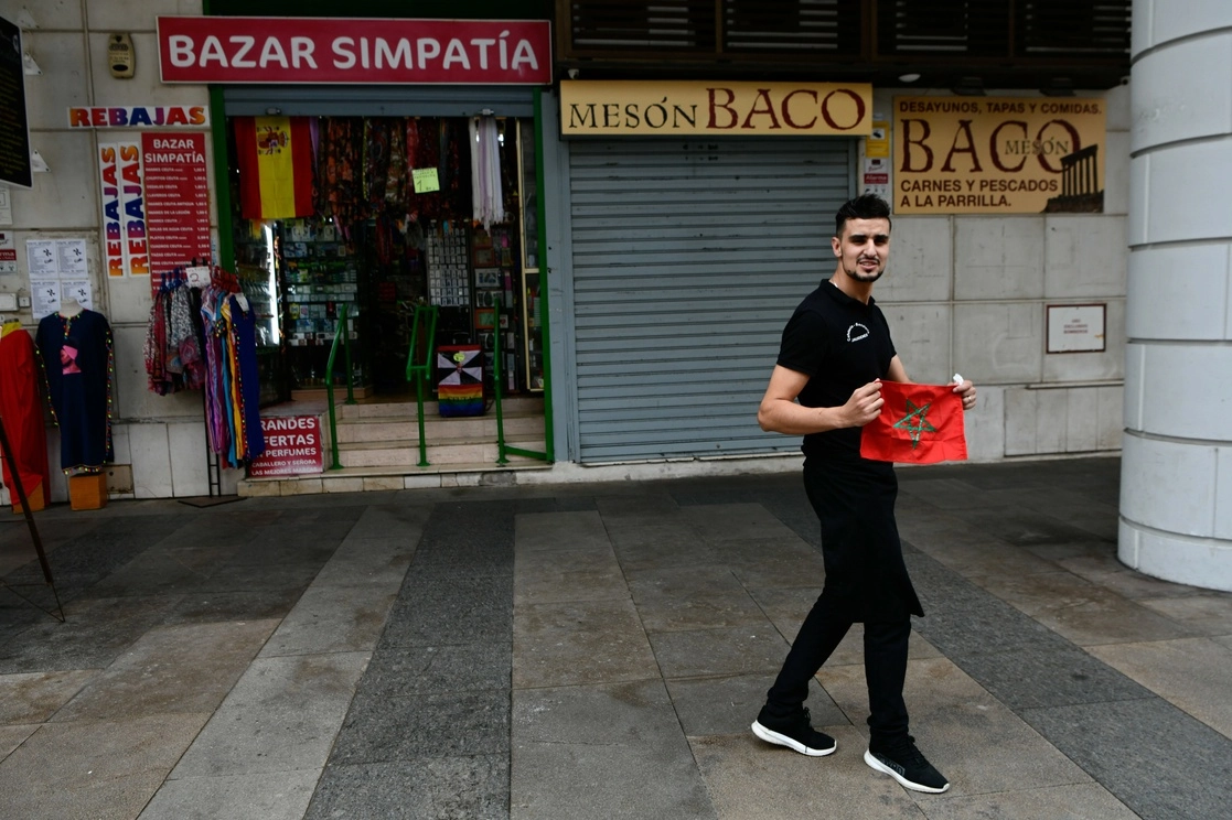 Joven muestra una bandera de Marruecos luego del partido mundialista ante España, en el enclave español de Ceuta. Foto Ap 