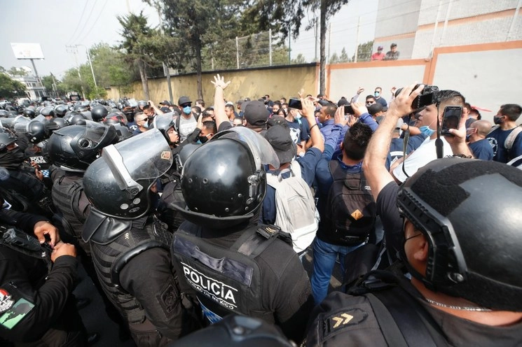 Elementos de la policía capitalina retiraron el bloqueo de policías federales en avenida Constituyentes. Foto LA JORNADA/Víctor Camacho