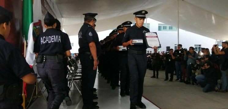 Los uniformados aseguraron que cuando entraron a formarse como policías les dijeron que los becarían con 6 mil pesos al mes. Foto La Jornada Oriente / archivo