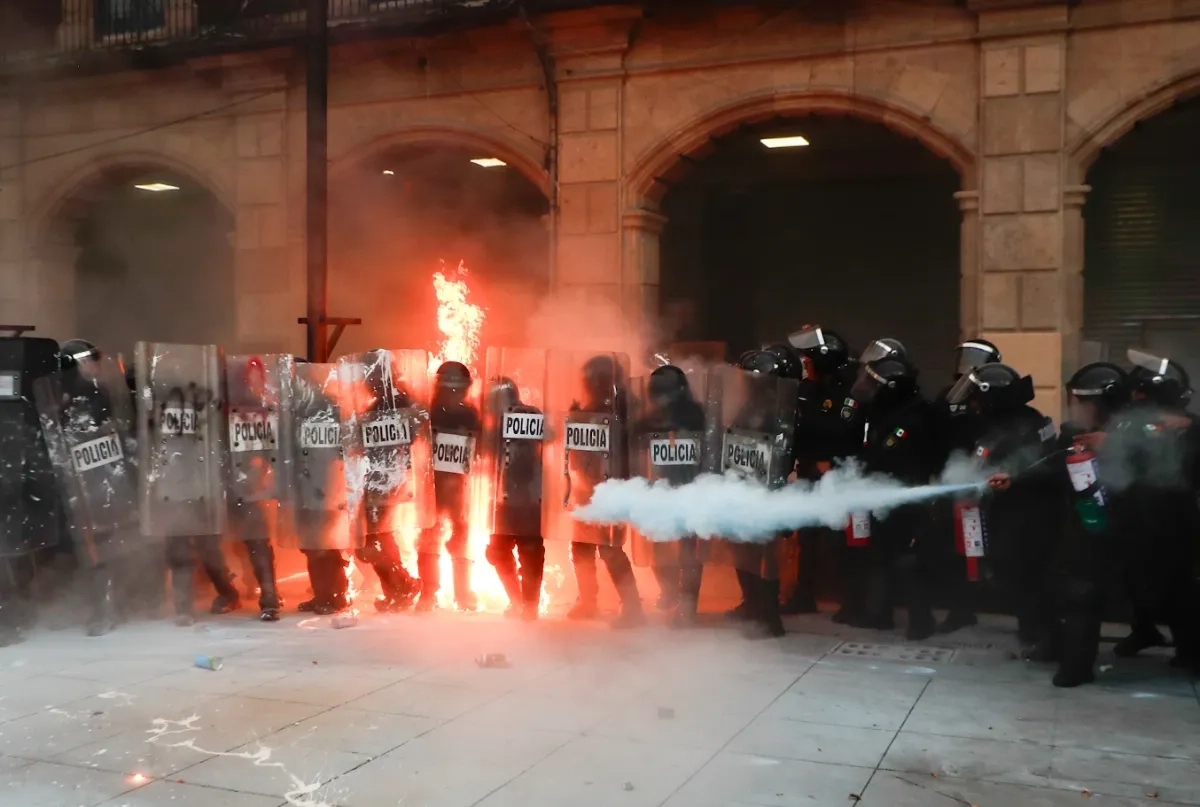 La Comisión de Seguridad Ciudadana del Congreso de la Ciudad de México reconoció el desempeño de los policías y manifestó su solidaridad con los uniformados que resultaron lastimados durante la movilización del pasado jueves, cuando se conmemoraron 57 años de la masacre de estudiantes en Tlatelolco. Foto 