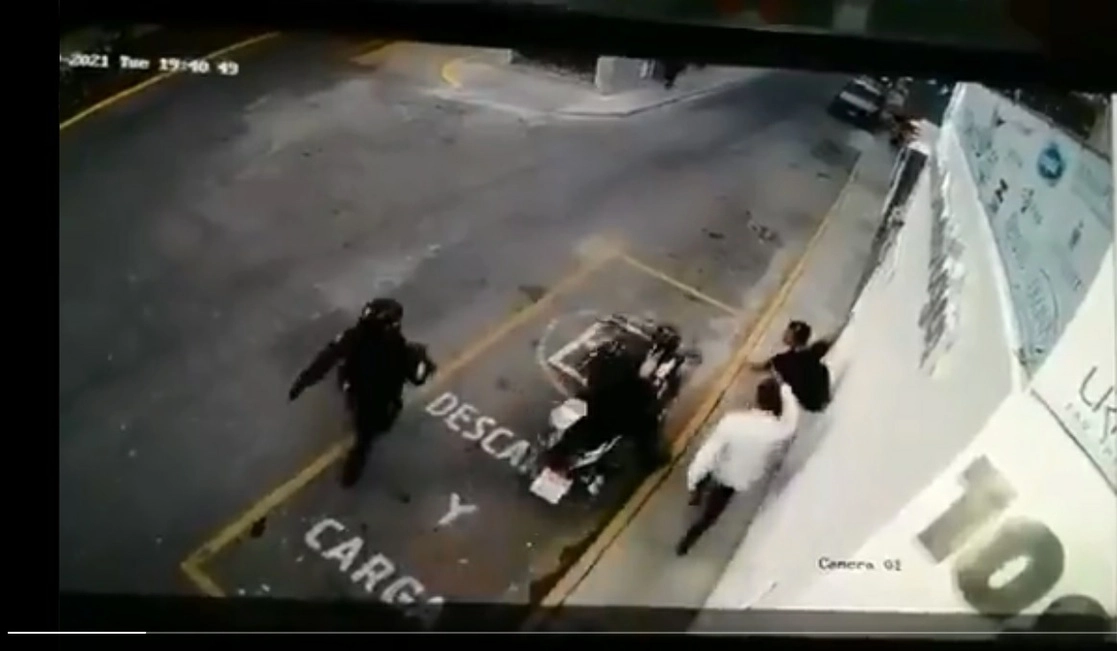 En el video se ve como los sujetos se defienden de las agresiones y uno de los policías le dispara en el abdomen a uno de ellos.
