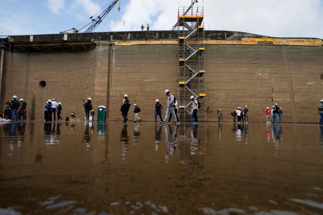 Los manifestantes que tenían bloqueadas las vías rechazan una reforma a las pensiones que promueve el gobierno. En la imagen, trabajadores del Canal de Panamá. Foto