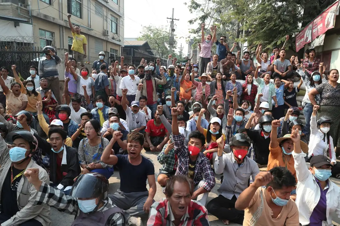 Manifestantes compuestos por profesores, estudiantes de medicina y otros estudiantes universitarios protestaron  hoy contra el golpe en Mandalay, Myanmar. Foto Ap