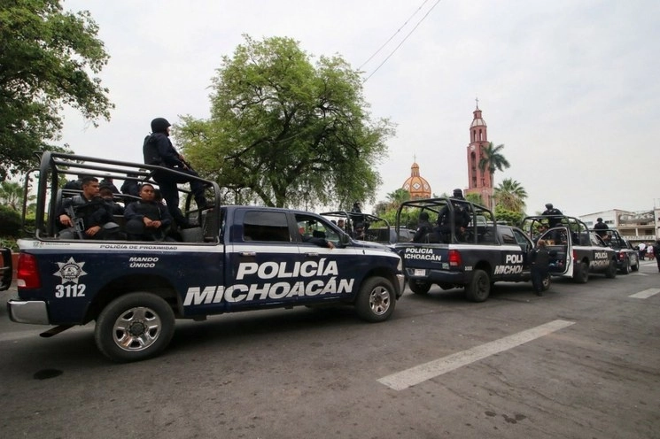 En imagen de archivo, policías estatales en Apatzingán, Michoacán. Foto Cuartoscuro