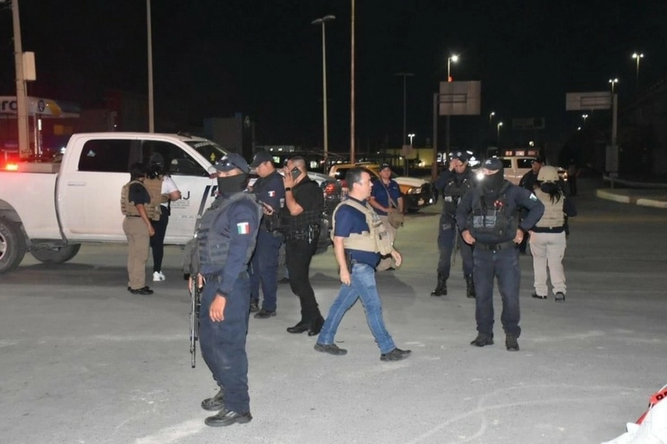 Los policías decomisaron dos camionetas que la familia usó para cerrar el paso en el Puente Internacional Ignacio Zaragoza que comunica a Matamoros con Brownsville. Foto Julia Le Duc