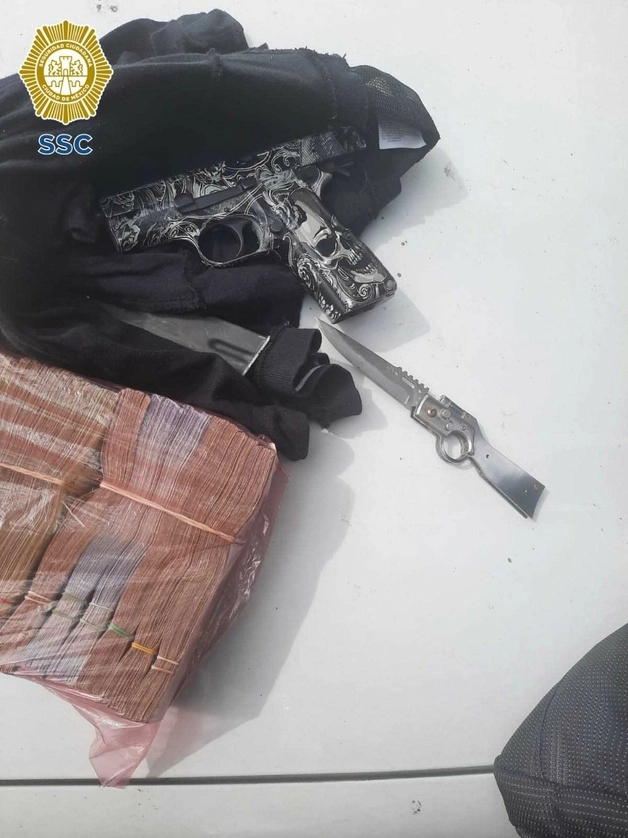 A los presuntos ladrones les fueron aseguradas un arma de fuego con nueve cartuchos útiles, una navaja y los 531 mil pesos. Foto Cortesía SSC-CDMX

