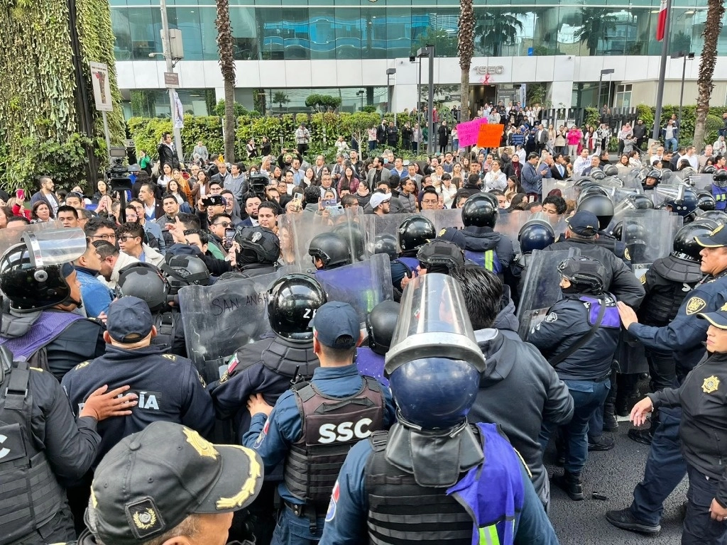 Elementos de la SSC repliegan a trabajadores del PJF que protestan en Periférico sur por la desaparición de fideicomisos, en la Ciudad de México, el 17 de octubre de 2023. Foto Luis Castillo 