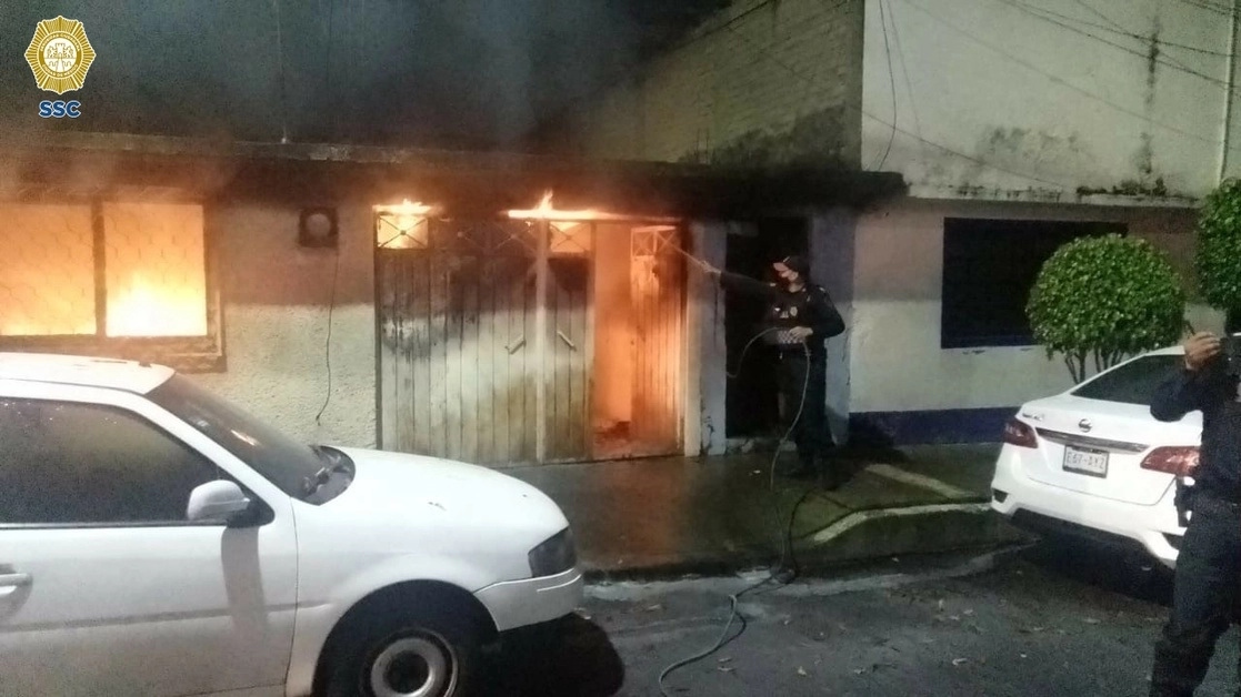 Los uniformados participaron además en las labores para controlar el incendio. Foto SSC-CDMX 