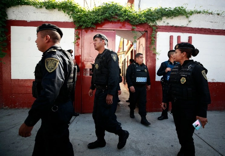En la alcaldía Cuauhtémoc, elementos de la SSC se enfrentaron a tiros al presunto secuestrador de una mujer. Foto Alfredo Domínguez/Archivo