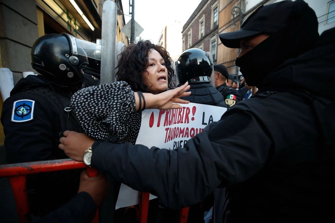 Empresarios, toreros y trabajadores se manifiestan en contra de la nueva propuesta sobre las corridas de toros, afuera de las instalaciones del Congreso de la Ciudad de México, el 18 de marzo de 2025.