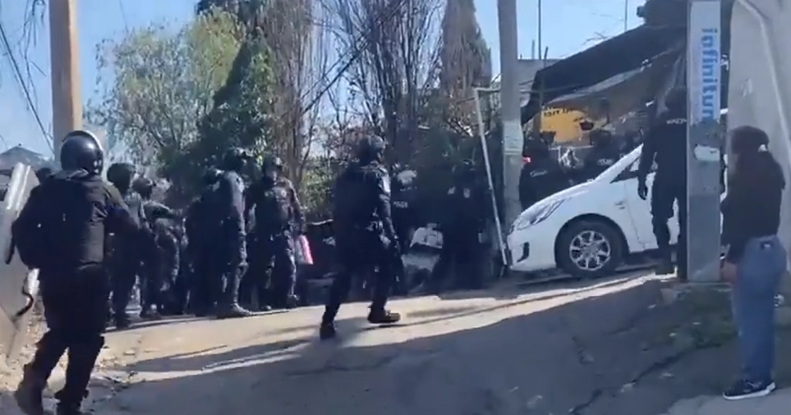 Videos en redes sociales muestran el enfrentamiento entre la policía capitalina y pobladores de San Gregorio Atlapulco. Foto @CPByCXochimilco


