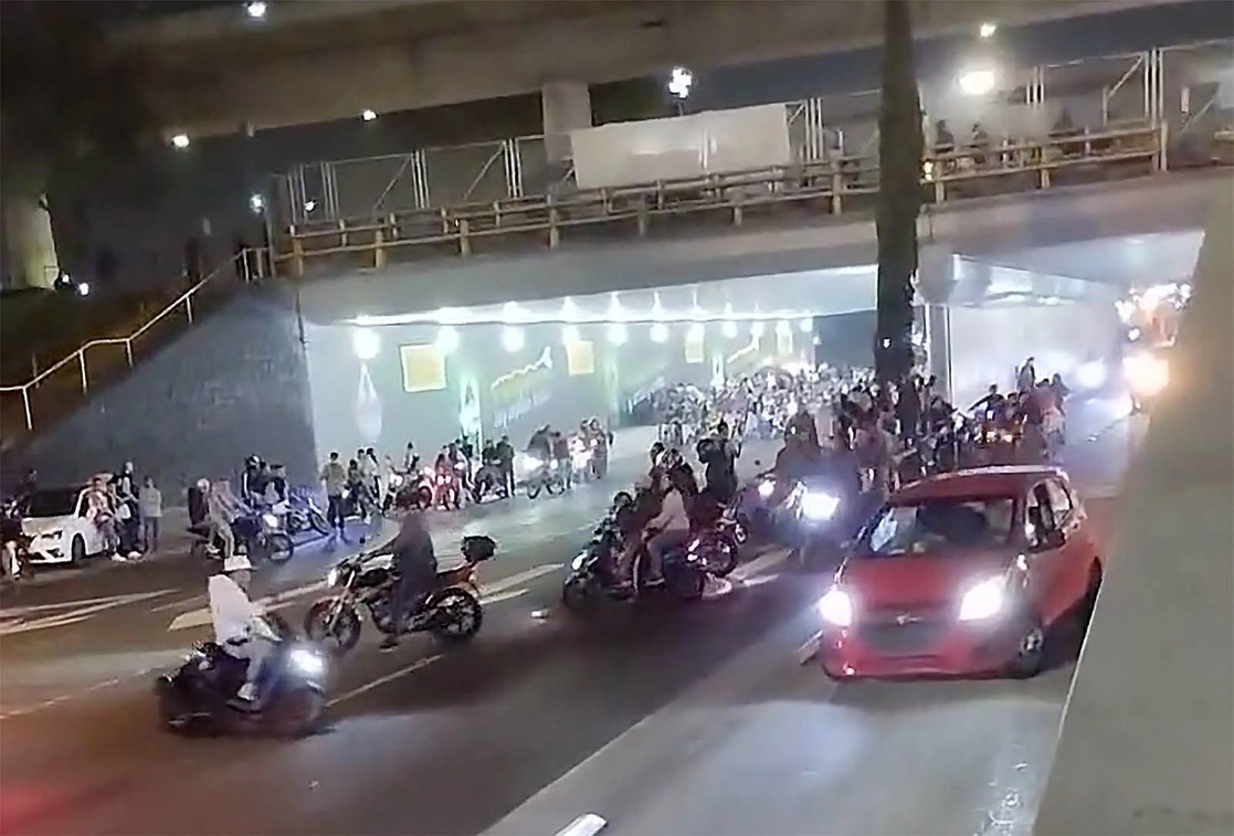 El domingo pasado se llevó a cabo, de improviso y sin autorización, la llamada 'Rodada del Terror', la cual provocó caos vial y desmanes en arterias importantes de la ciudad, como Anillo Periférico. Foto 'La Jornada' / Archivo 
