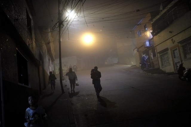 El operativo de la policía de Venezuela que derivó en un enfrentamiento y 23 muertos se reportó en La Vega, barrio de Caracas. Foto Ap