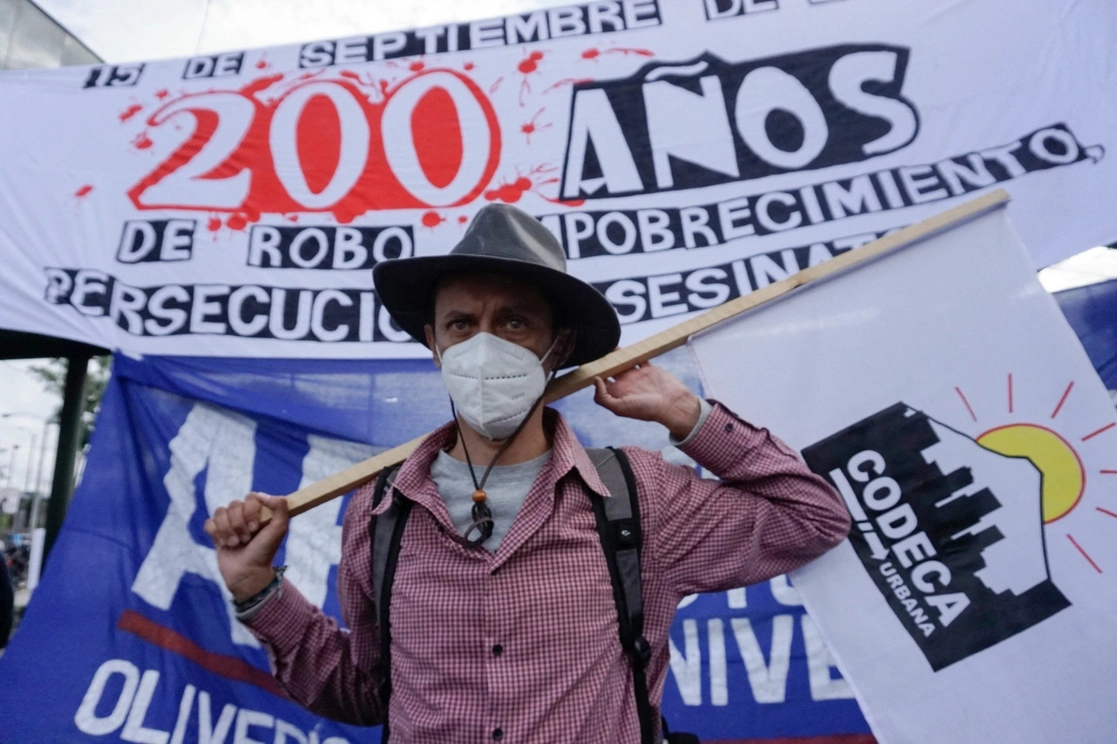 Manifestantes en Guatemala bloquearon calles y avenidas exigiendo la renuncia del presidente Alejandro Giammattei. Foto Afp