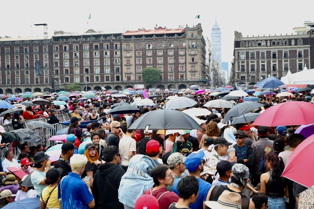 Decenas de personas ya esperan la llegada de la española. Foto María Luisa Severiano