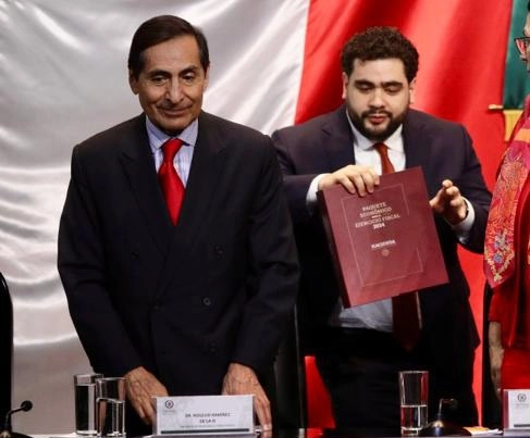 La política económica del gobierno federal han permitido poner “arriba a los de abajo y abajo los privilegios”, dijo el secretario de Hacienda Rogelio Ramírez de la O. Foto María Luisa Severiano