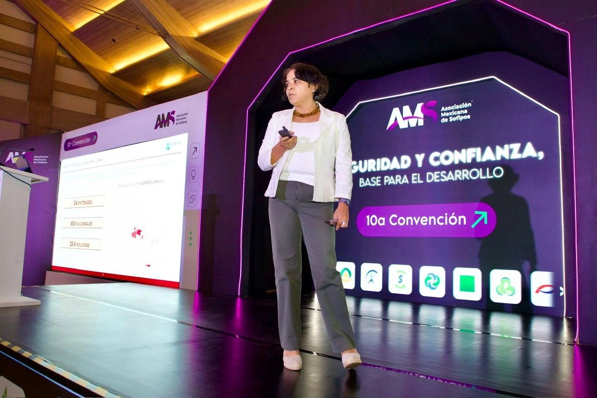 Lucía Buenrostro, vicepresidenta de política regulatoria de la Comisión Nacional Bancaria y de Valores, durante su participación en la 10 Convención de la Asociación Mexicana de Sociedades Financieras Populares (AMS) en Jiutepec, Morelos. Foto