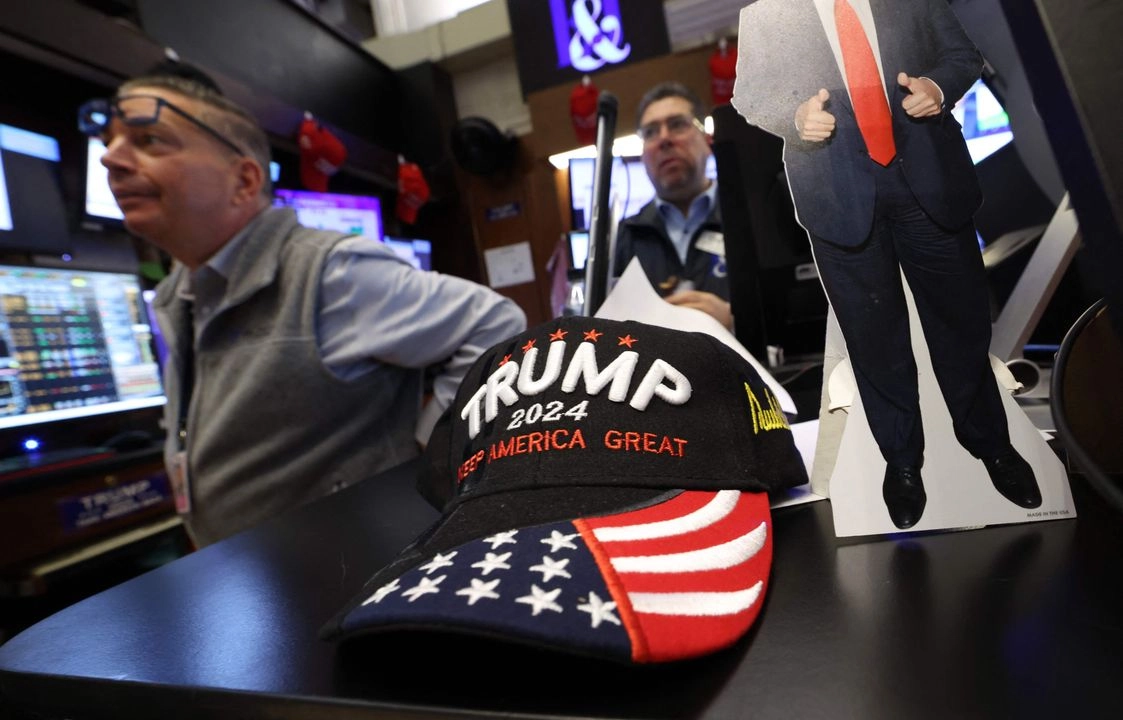 En medio de la guerra comercial desatada por Estados Unidos, inversionistas foráneos se están deshaciendo de títulos gubernamentales y de consorcios de ese país. La imagen, en el piso de remates de la Bolsa de Nueva York.
