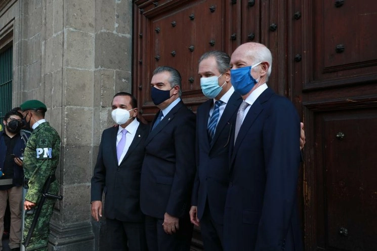El presidente de Concanaco, José Manuel López Campos; el presidente de la Concamín, Francisco Cervantes; el presidente del CCE, Carlos Salazar Lomelín y el presidente de la Asociación de Bancos de Méxicos, Luis Niño de Rivera, a su salida de Palacio Nacional tras el II Informe de Gobierno de López Obrador. Foto María Luisa Severiano