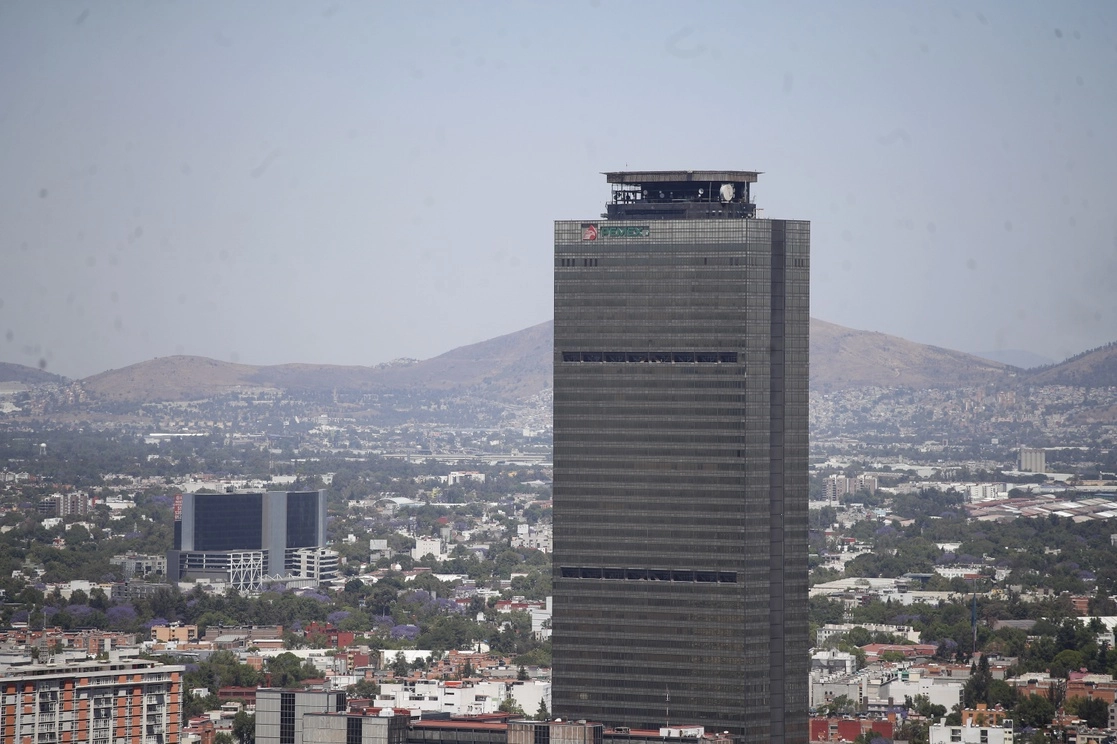 No se pueden sustituir los ingresos que Pemex si se sustituye el uso de energías fósiles, dijo el investigador de la UNAM, Óscar Ugarteche. Foto Cristina Rodríguez / Archivo 