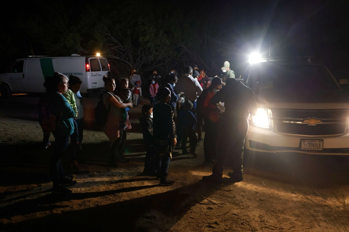 Detención de migrantes centroamericanos  tras  cruzar la  frontera de  México  hacia Estados Unidos.  Foto Afp