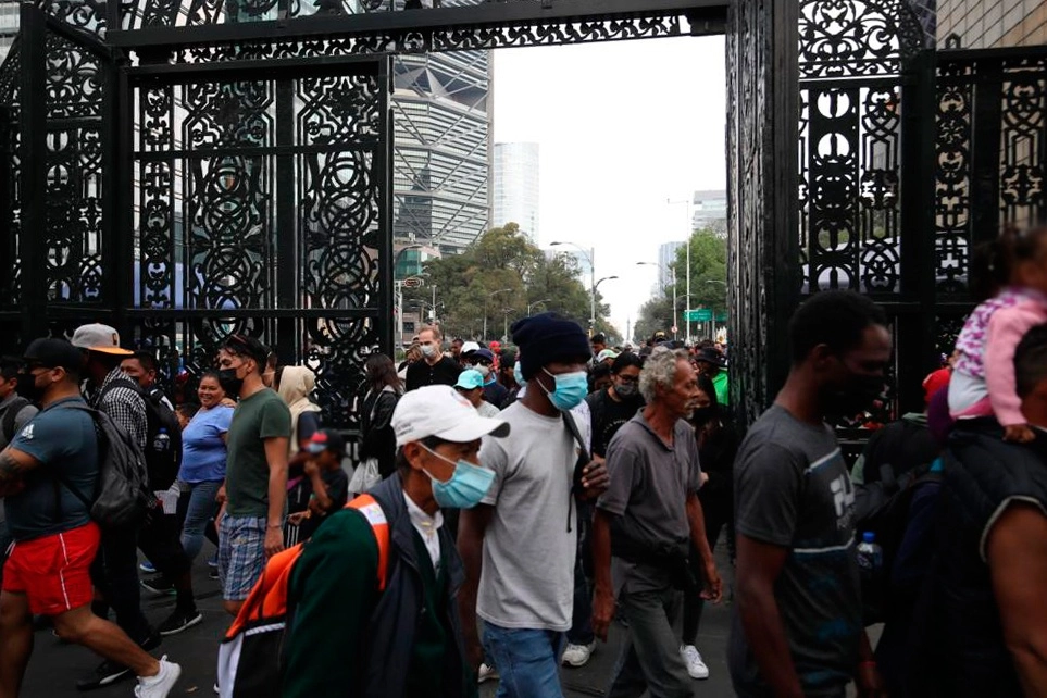 La caravana migrante se reunió en avenida Reforma, en la Ciudad de México, para marchar hacia el bosque de Chapultepec. Foto Yazmín Ortega Cortés