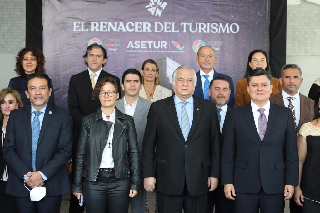 Adoptar una política en materia turística que no implicara restricciones para los viajeros en la etapa más crítica de la pandemia permitió que el sector no tocara fondo, dijo Miguel Torruco, el 19 de octubre de 2021. Foto Roberto García Ortiz