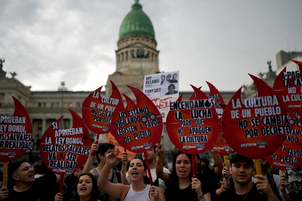 Protesta frente al Congreso de Argentina. Foto Ap