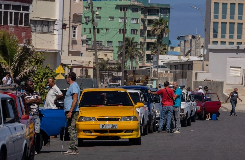 Largas filas para conseguir combustible en una gasolinera de La Habana, Cuba. Foto Ap / Archivo