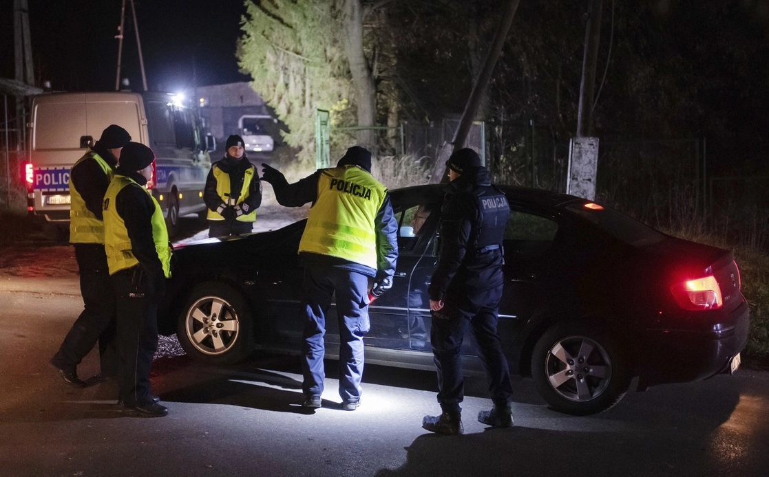 Despliegue de policías frente a un depósito de granos en Przewodow, este de Polonia, el martes 15 de noviembre de 2022, donde el Ministerio de Relaciones Exteriores de Polonia dijo que un misil de fabricación rusa cayó y mató a dos personas. Foto Ap