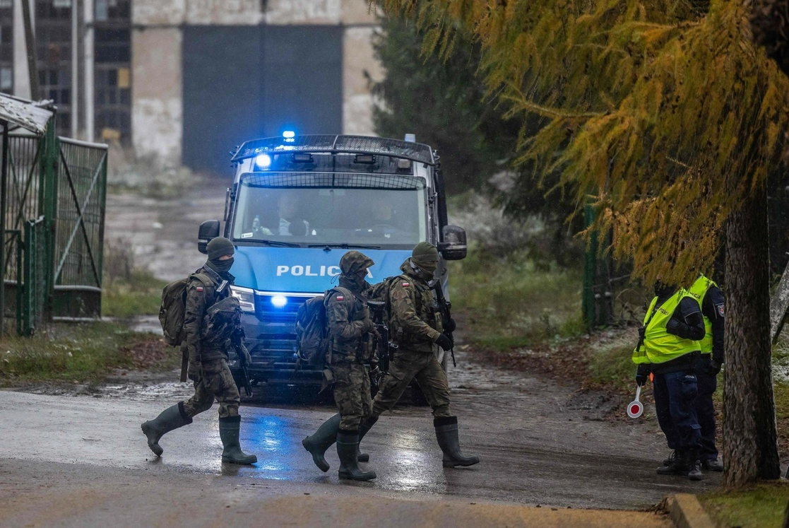 Soldados polacos en el puesto de control policial junto al sitio donde un ataque con misiles mató a dos hombres en la aldea de Przewodow, en el este de Polonia. Foto Afp