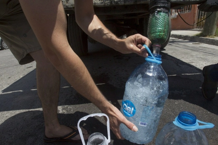 La finalidad es dotar de agua a todos aquellos ciudadanos que se están viendo afectados por las fallas que se registraron durante la semana anterior. Foto Cuartoscuro / Archivo